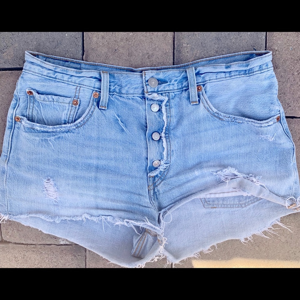 LEVI HIGH WAISTED SHORTS